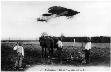 彼の飛行機で飛んでいるルイ・ブレリオ（1872-1936）、1909年頃